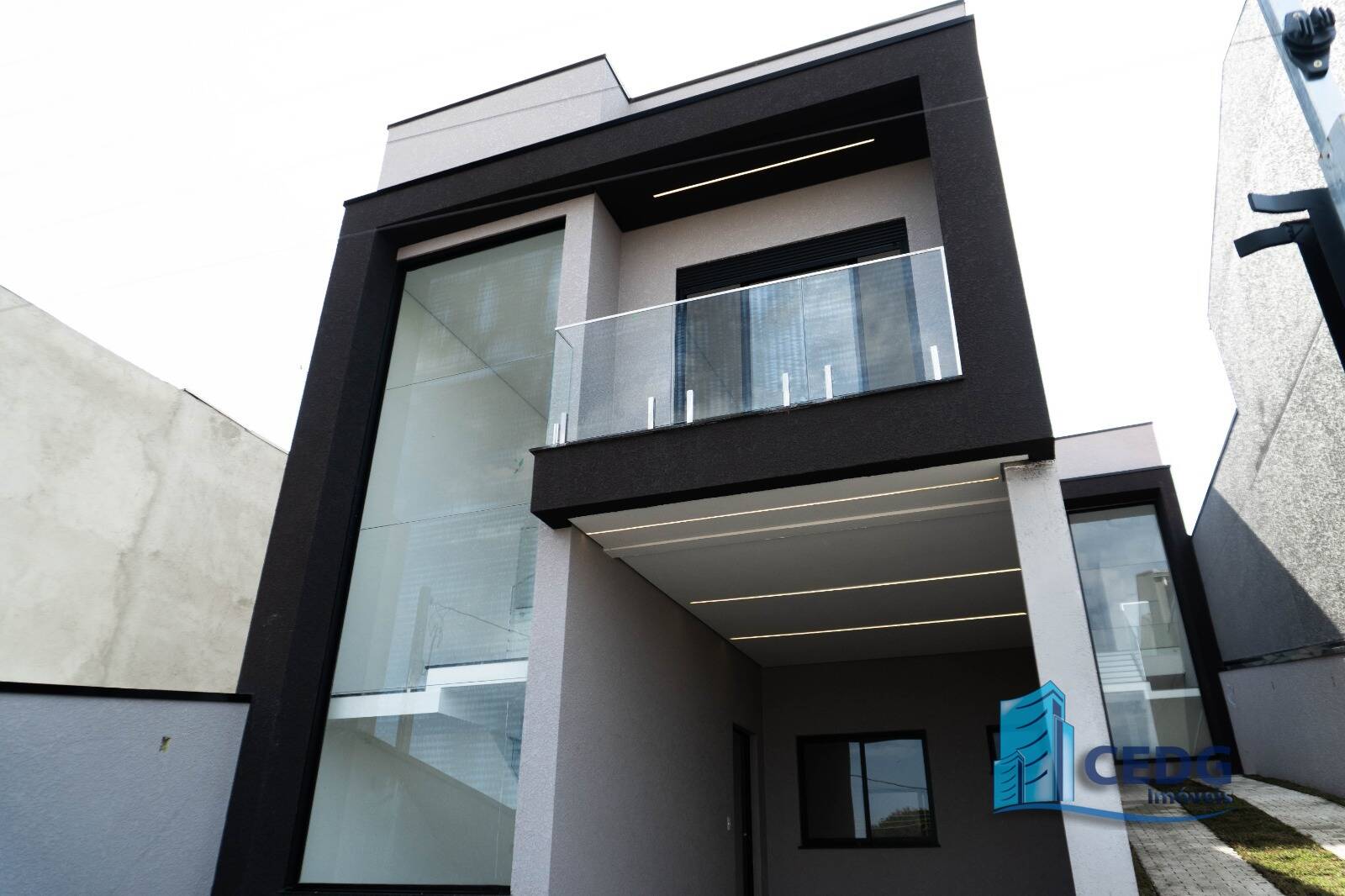 Oportunidade no Xaxim: Sobrado Amplo com 3 Quartos e acabamento Premium
