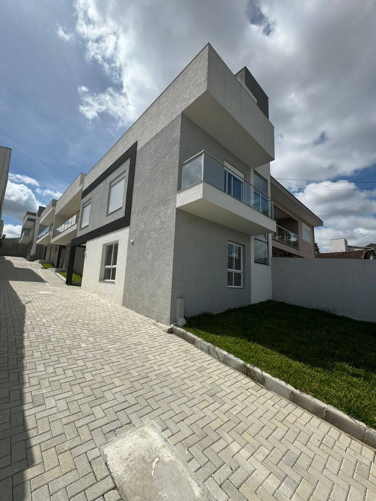 "Viva com Conforto e Segurança: Sobrado Exclusivo no Bairro Alto"