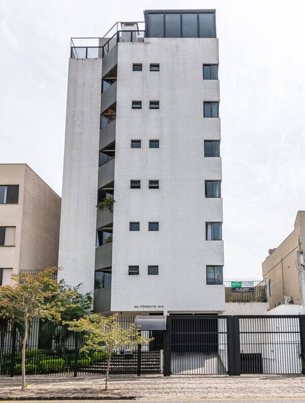 Seu Novo Lar no Cabral: 2 Quartos, 1 Suíte, Condomínio com Salão de Festas