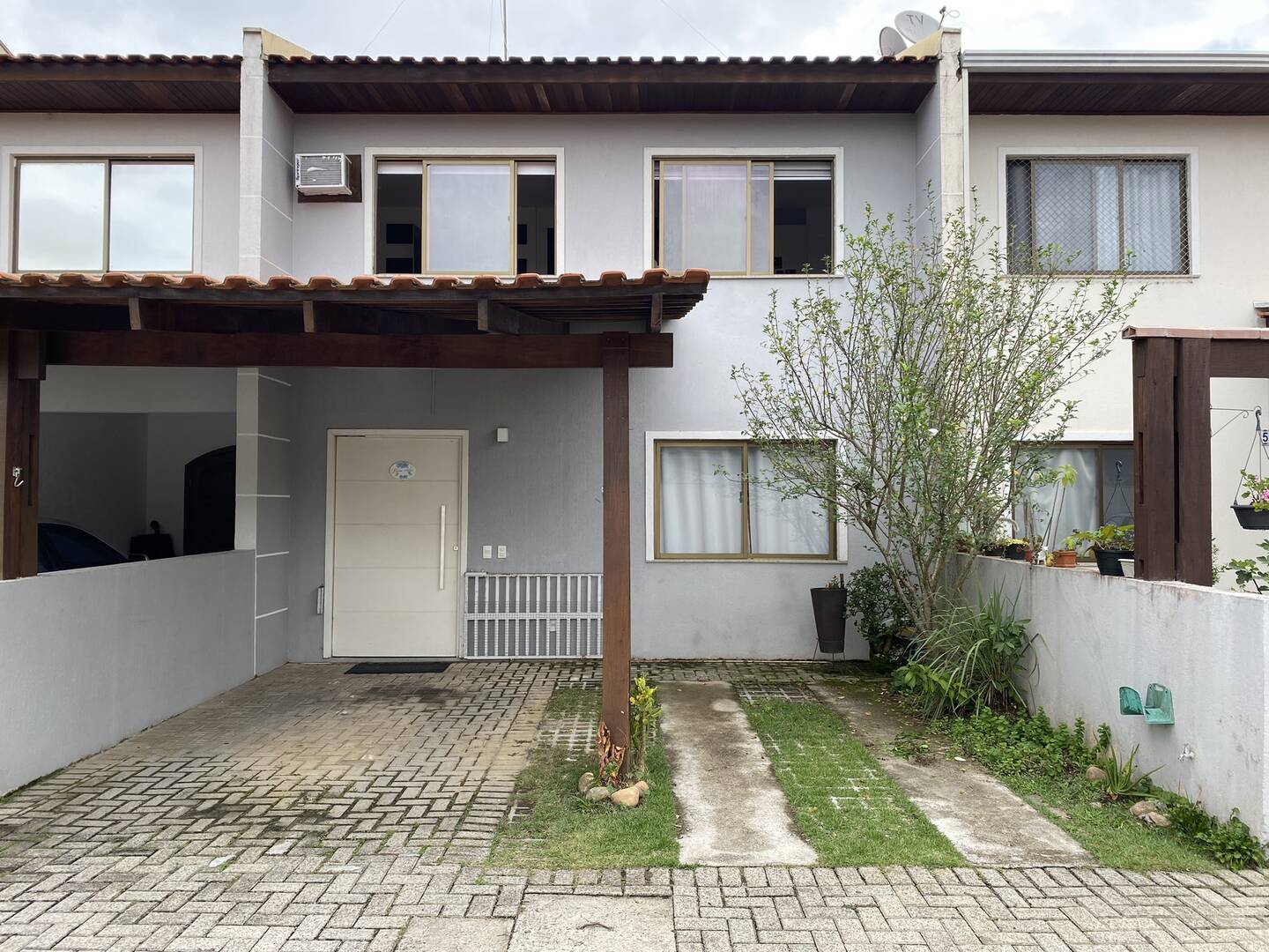 Casa com Suíte, Churrasqueira e 3 Vagas – Condomínio!