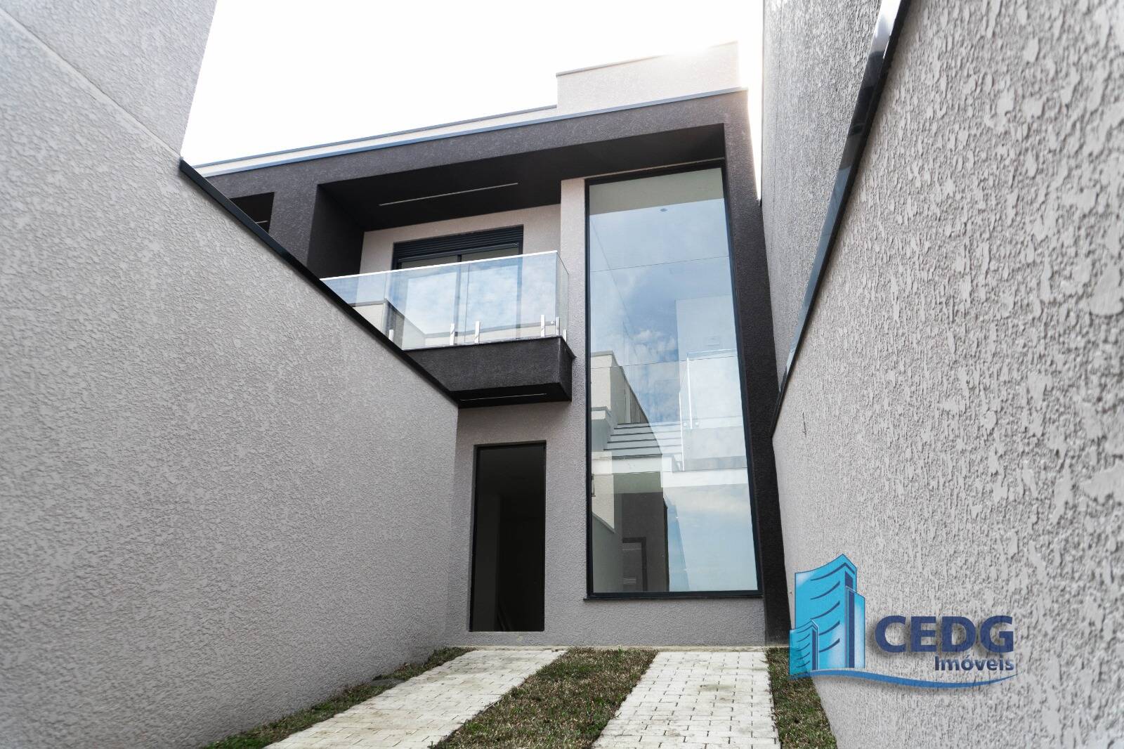Oportunidade no Xaxim: Sobrado Amplo com 3 Quartos e acabamento Premium