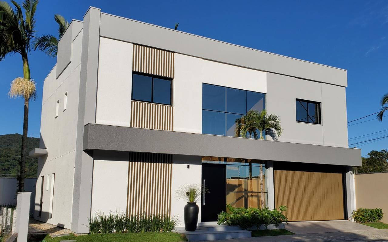 4 Suítes e 4 Vagas! Casa Espetacular no Condomínio Boulevard em Bal. Cambor