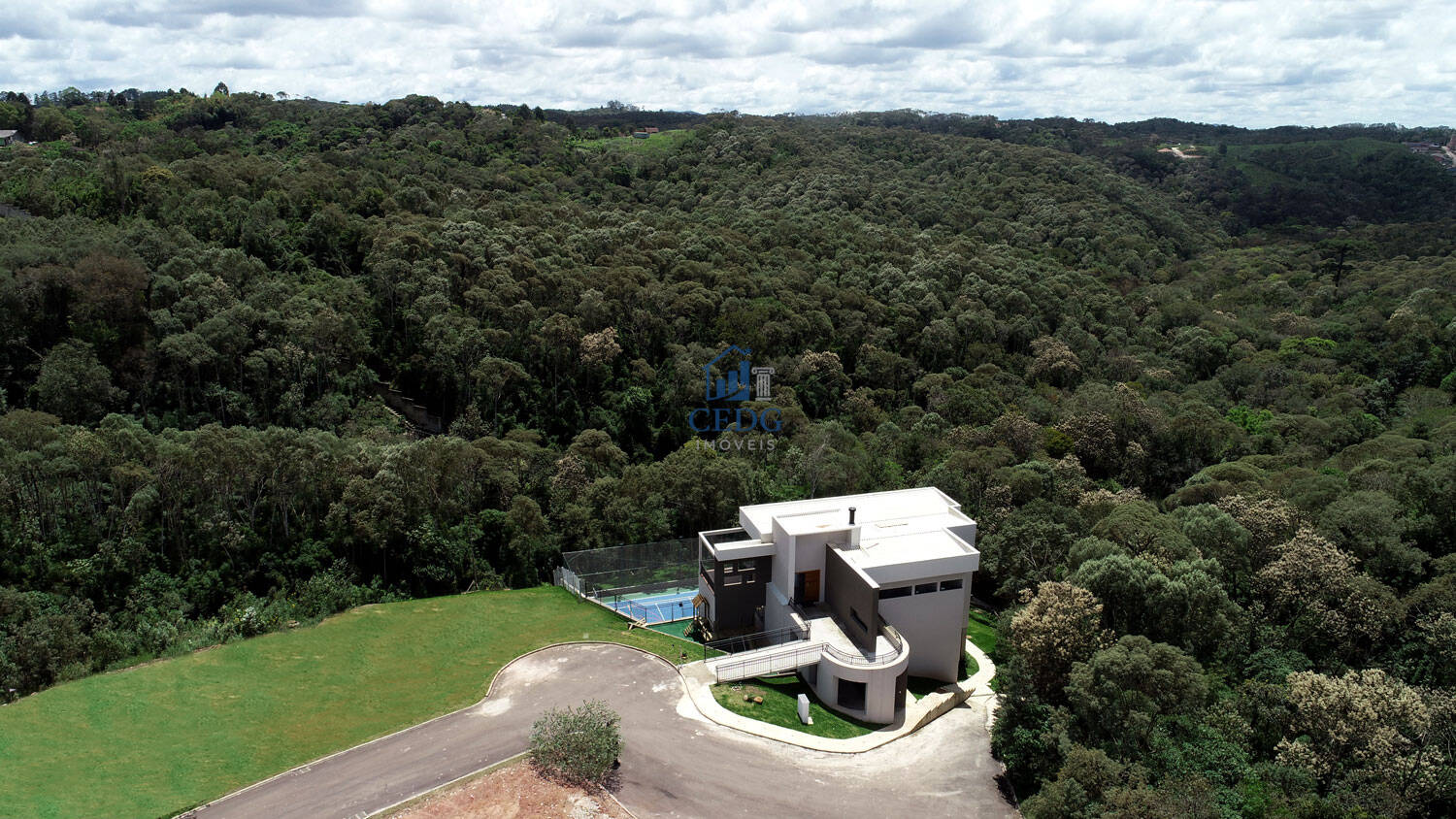 Lote amplo em condomínio no Umbará ideal para construir