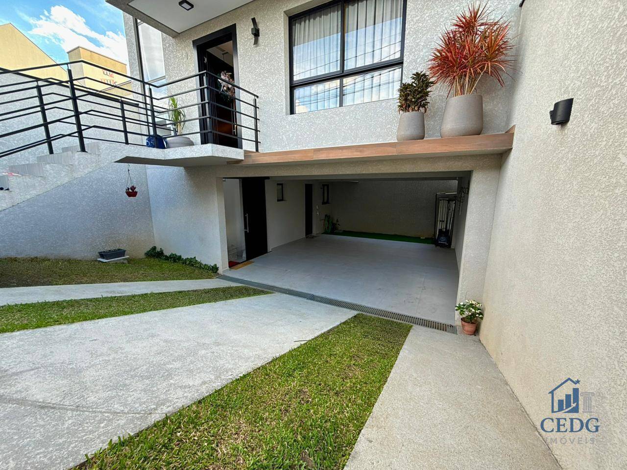 Sobrado moderno no Portão com 4 vagas e suíte ampla