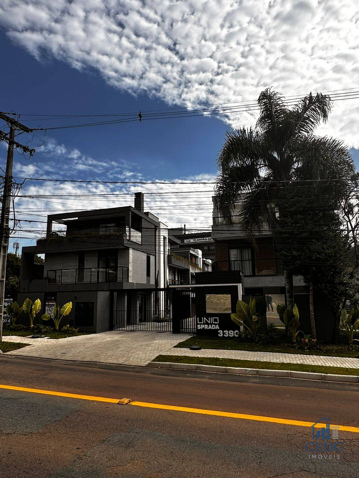 Sobrado moderno com terraço gourmet no campo comprido