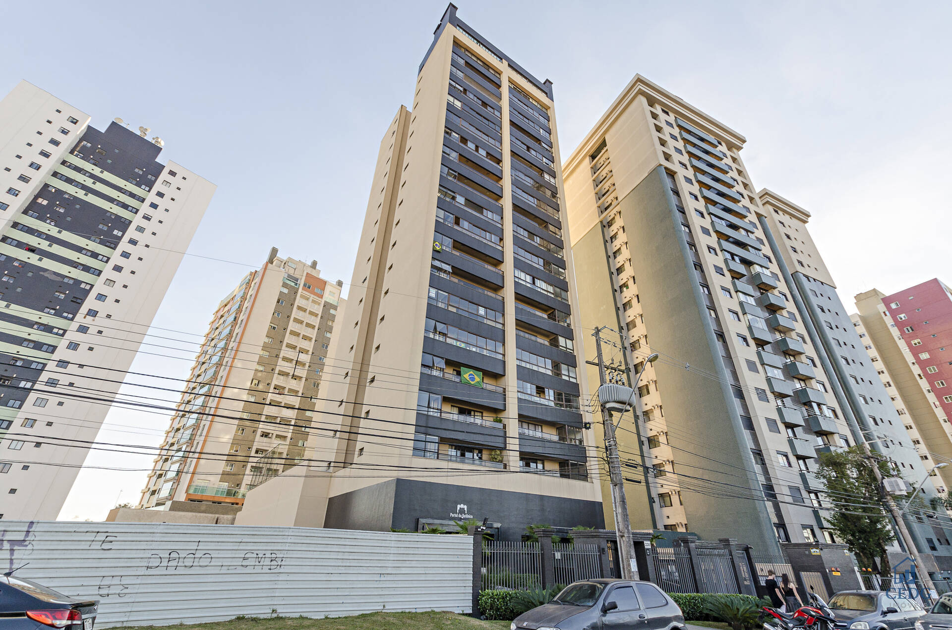 Apartamento amplo com suíte e 3 vagas no Jardim Botânico